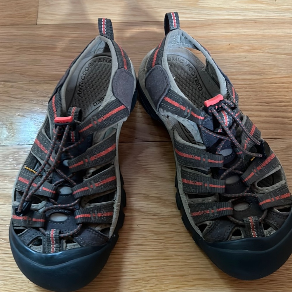 Women’s sandals Keen good condition size 7.5 very comfortable lightly worn $60